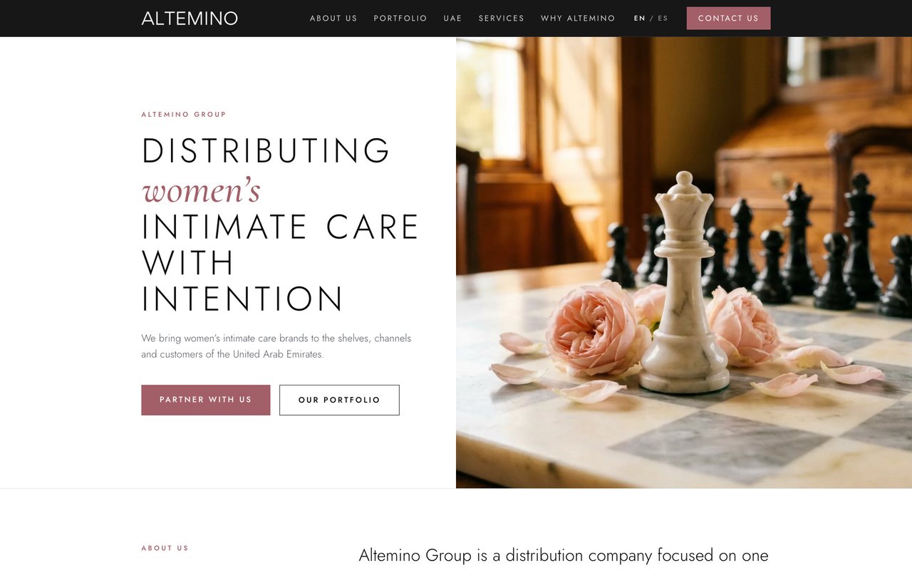 Portada de altemino.com: «Distributing women’s intimate care with intention» junto a una reina de ajedrez entre rosas