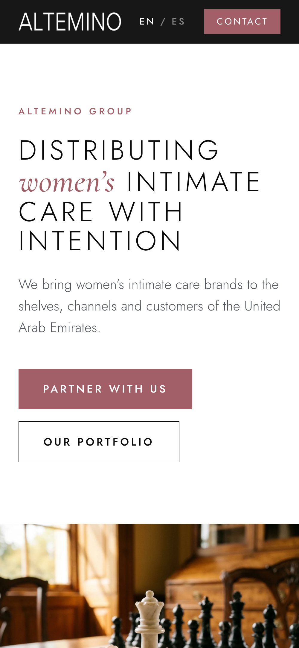 Portada de altemino.com en el celular: «Distributing women’s intimate care with intention», con los botones para sumarse.