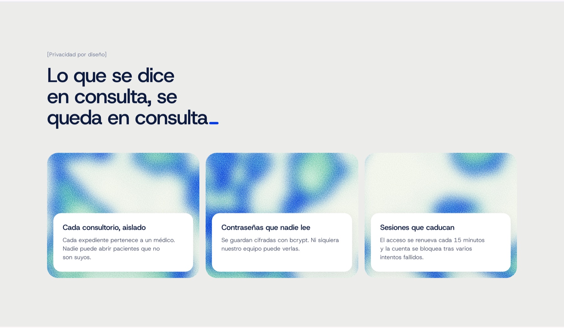 Privacidad por diseño: tres tarjetas con aura sobre consultorios aislados, contraseñas cifradas y sesiones que caducan.
